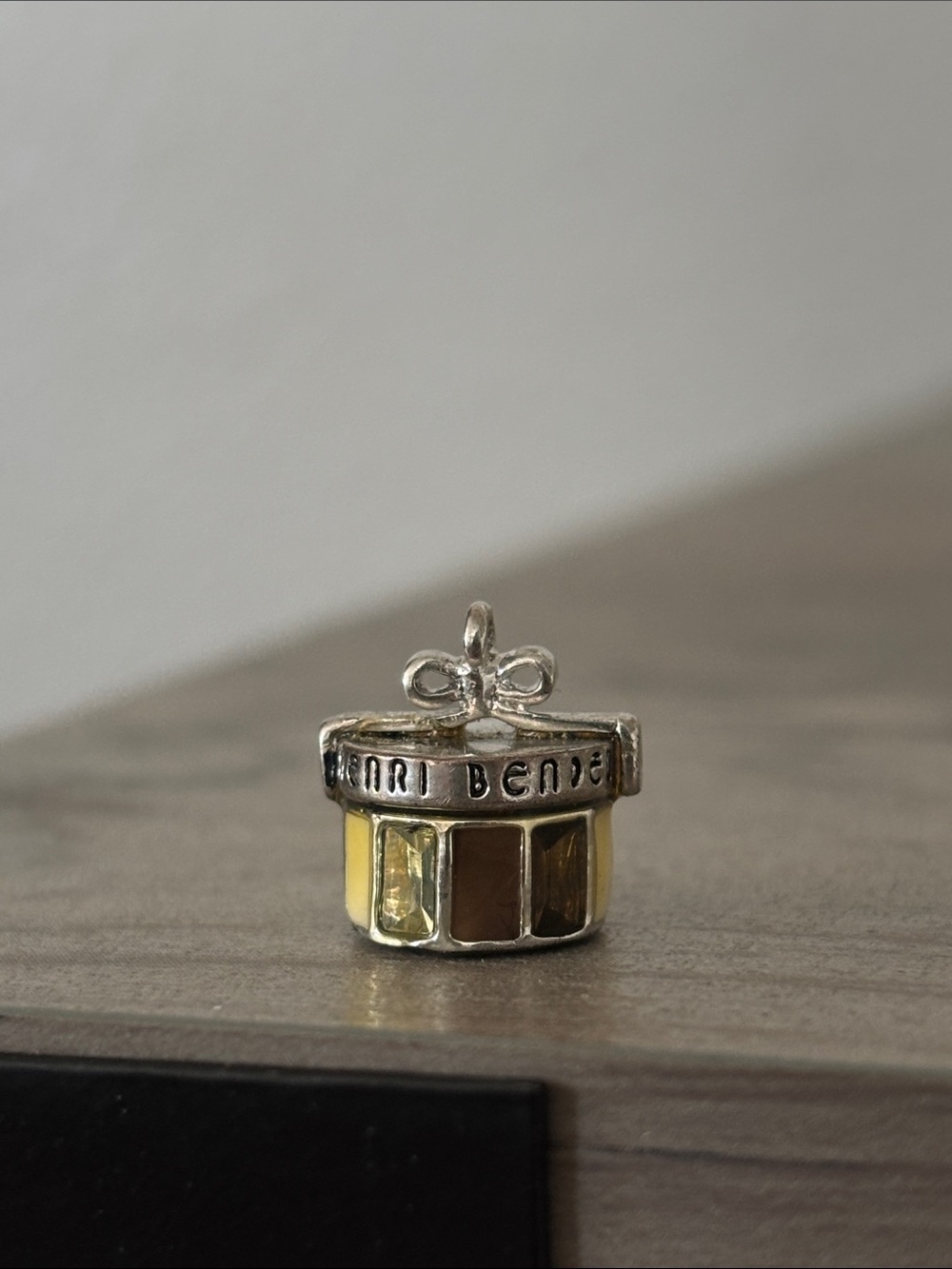 Henri Bendel hat box charm vintage - Picture 3 of 9